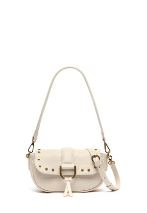 Bolso de hombro de cuero crema con tachuelas doradas, correa ajustable, solapa frontal y detalle decorativo de hebilla metálica.