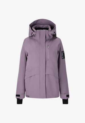 Giacca impermeabile viola con colletto alto, cappuccio regolabile, chiusura frontale con zip e tasca laterale. Presenta polsini neri e un marchio sulla manica.