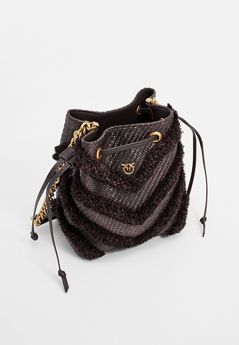 Czarna torba-bucket z tkaniny o plecionym wzorze, z teksturowaną powierzchnią, złotymi akcentami, regulowanym zapięciem na sznurek oraz łańcuszkowym paskiem.