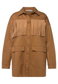 Giacca camicia in cotone marrone con un design a frange sul petto, chiusura con bottoni e due tasche frontali. Maniche lunghe e vestibilità rilassata.