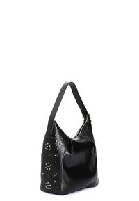 Borsa a mano in pelle nera con una superficie liscia, caratterizzata da motivi floreali intagliati e borchie argento. È dotata di una sola tracolla e chiusura con zip.