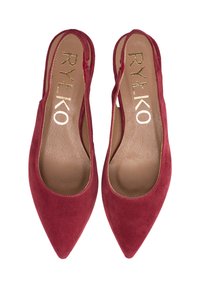 Crvene sandale od brušene kože špicastog vrha s otvorenim stranama, s kožnim uloškom u boji konjaka i zlatnim logotipom. Glatka tekstura sa elegantnim siluetom.