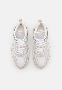 Vita och beige sneakers i mesh och mocka, rundad design, platt snörning, gummisula och en logotyp på tungan.