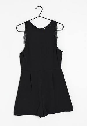 Schwarzer ärmelloser Jumpsuit mit Spitzenakzenten an den Schultern, ausgestattet mit einer glatten Textur, ausgestellten Shorts und einem Reißverschluss auf der Rückseite.