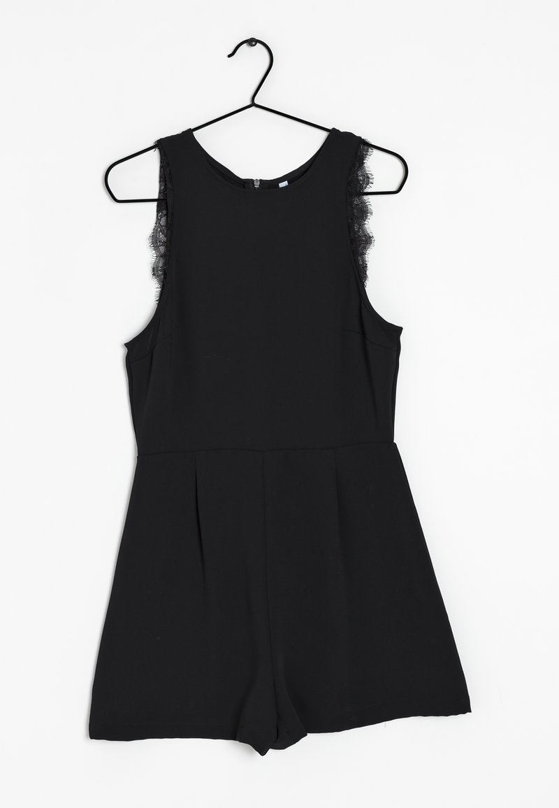 Combinaison sans manches noire avec des accents en dentelle sur les épaules, présentant une texture lisse, des shorts évasés et une fermeture éclair au dos.
