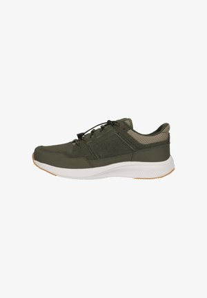 Chaussure de sport pour hommes en vert olive avec une tige en maille respirante et synthétique, des lacets élastiques, une semelle intermédiaire blanche et une semelle externe en caoutchouc.