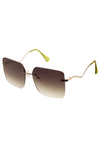 Četvrtaste sunčane naočale s gradijentnim smešnim staklima, zlatnim metalnim okvirom i zelenim gumenim detaljima na sljepoočnicama. Ima tanke sljepoočnice i jastučiće za nos.