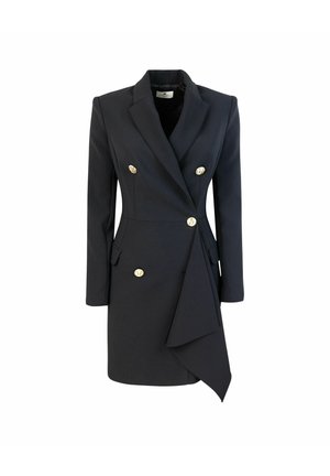 Blazer doppiopetto navy con bottoni dorati, spalle strutturate, due tasche anteriori e un dettaglio asimmetrico sull'orlo. Texture liscia.