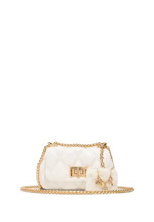 Petit sac à main blanc matelassé avec fermeture twist dorée, bandoulière chaîne dorée et porte-bonheur en fourrure blanche attaché, décoré de pièces de bijoux dorés.