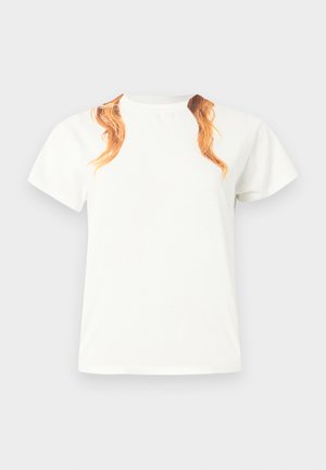 Vit t-shirt med korta ärmar och ett tryckt motiv av långt, vågigt hår på axlarna. Bomullsmaterial, rund halsringning, avslappnad passform.