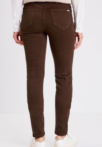 Breal ENG ANLIEGENDE MAGISCHE IN STANDARD - Jeans slim fit - marron foncé