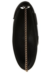 Sac en cuir noir avec une bandoulière en chaîne dorée, de forme ovale, surface texturée et fermeture supérieure. Détails remarquables comprenant des accents contrastants.