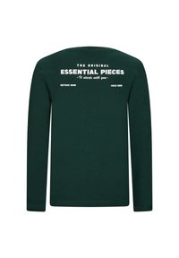 Zielona koszulka z długim rękawem wykonana z bawełny, z białym napisem na plecach zawierającym frazę "Essentials Pieces" oraz szczegóły marki.