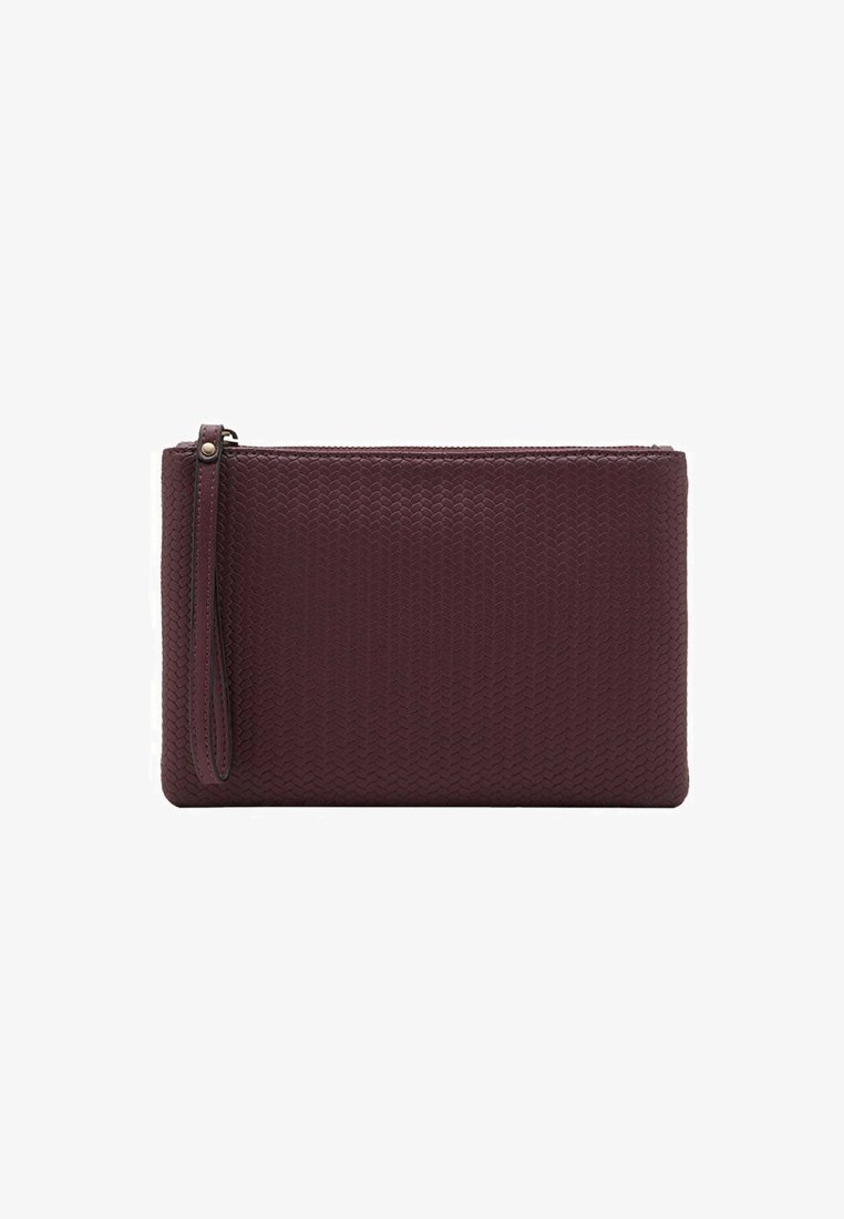Pochette bordeaux avec un motif tissé texturé, fermeture éclair et une sangle pour le poignet. Matériau lisse avec une forme rectangulaire.