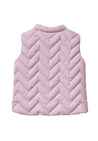 Světle růžová prošívaná vesta s chevronovým vzorem, s vysokým límcem a bez rukávů. Látka vypadá hladce a je vycpaná.