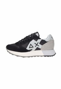 Sneaker nero e grigio con tomaia in tessuto testurizzato, logo accentato bianco, chiusura con lacci e intersuola bianca imbottita, dotata di un tab sul tallone grigio.