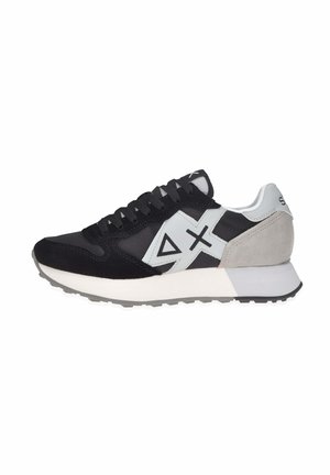 Sneaker nero e grigio con tomaia in tessuto testurizzato, logo accentato bianco, chiusura con lacci e intersuola bianca imbottita, dotata di un tab sul tallone grigio.