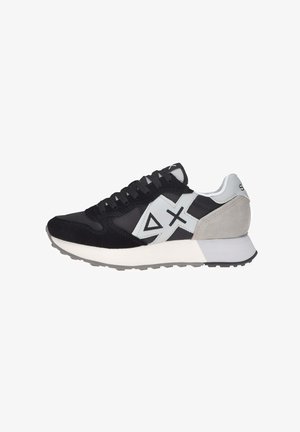 Sneaker nero e grigio con tomaia in tessuto testurizzato, logo accentato bianco, chiusura con lacci e intersuola bianca imbottita, dotata di un tab sul tallone grigio.