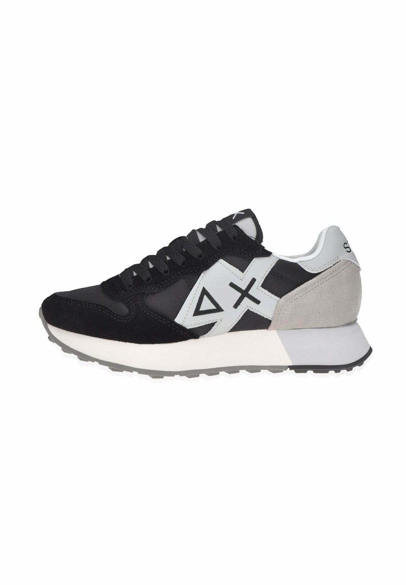 Sneaker nero e grigio con tomaia in tessuto testurizzato, logo accentato bianco, chiusura con lacci e intersuola bianca imbottita, dotata di un tab sul tallone grigio.