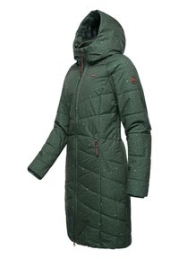 Zelený prešívaný kabát s kapucňou, zdobený diamantovým vzorom a malými bielymi bodkami. Hnedý zips a logo na rukáve.