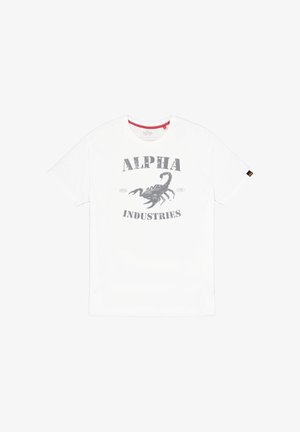Weißes kurzärmeliges T-Shirt mit grafichem Skorpion und dem Schriftzug "ALPHA INDUSTRIES" auf der Vorderseite, rotes Detail am inneren Kragen.