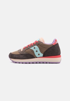 Brązowy i ciemnoszary sneaker z jasnoniebieskim logo, koralowymi sznurówkami, fioletową podeszwą i różowymi akcentami, pokazany z lewej strony na białym tle.