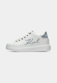 Sapatilha de couro branco com textura suave, apresentando um destaque azul claro no calcanhar e o nome "Karl" bordado em prata na lateral.