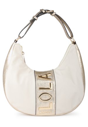 Hvid og gylden håndtaske i halvmåneform med kort rem og "LOLA" i store gyldne bogstaver på forsiden.