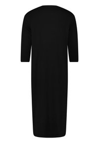 Robe midi noire en tissu doux, avec un col arrondi, des manches trois-quarts et une coupe droite, sans ornements supplémentaires.