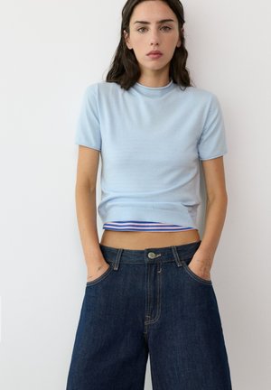 PULL&BEAR, FITTED SHORT SLEEVE ROUND NECK FINE-KNIT - JUMPER - T-shirt basique - light blue