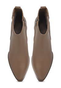 Botas de tobillo marrones con punta afilada, textura suave y cremalleras laterales. Presentan un diseño de fácil colocación con un tacón ligeramente curvado.