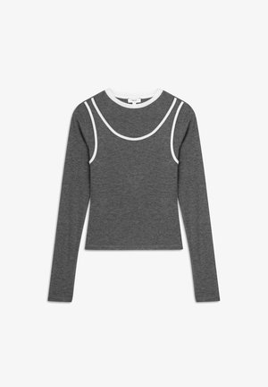 Haut gris à manches longues avec une coupe ajustée, orné d'accents blancs le long de l'encolure et des épaules, confectionné dans un matériau doux et texturé.