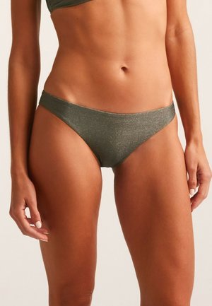 Parte inferior de bikini metálico verde con una textura suave, diseño de cobertura mínima y cinturilla sin costuras. Adecuada para baño.