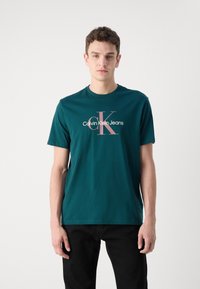 Calvin Klein Jeans HERO MONOGRAM TEE - Camiseta estampada - ponderosa pine