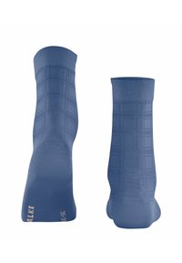 Blaue Socken mit einem Karomuster, aus glattem Material gefertigt, die am oberen Rand einen gerippten Saum und einen verstärkten Zehenbereich aufweisen.
