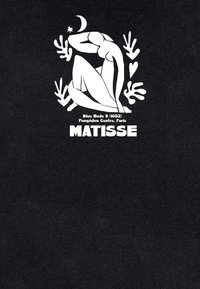 Grafica bianca di una figura nuda seduta con linee curve e forme di foglie, su uno sfondo nero. Il testo sottostante recita "Blue Nude II (1952), Centro Pompidou, Parigi, MATISSE."