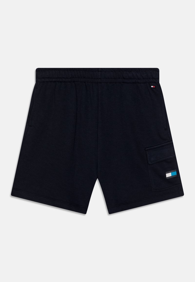 Schwarze lässige Shorts mit elastischem Bund, Seitentaschen und einer Klapptasche am rechten Bein, die mit einem kleinen farbigen Patch versehen ist.