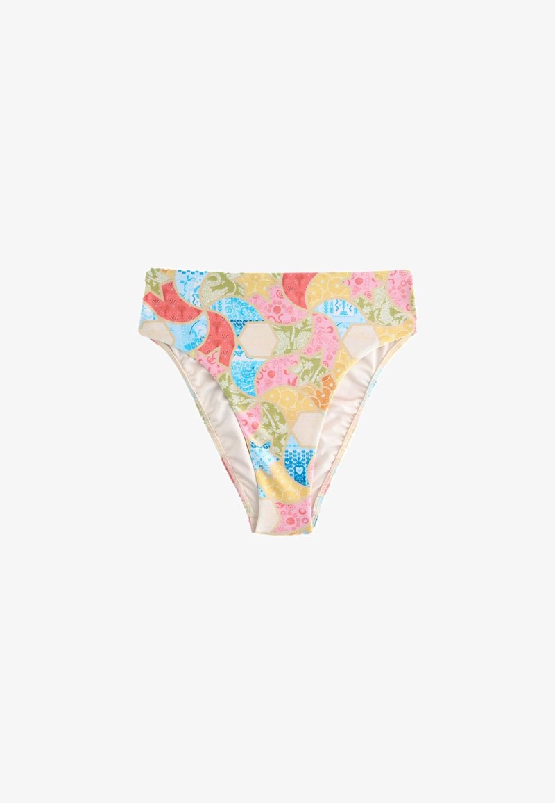 Slip bikini da donna a vita alta con motivo patchwork astratto e floreale multicolore su sfondo bianco.
