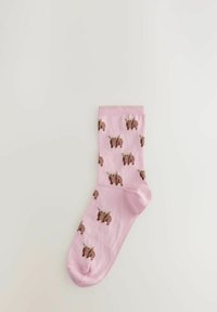 Roze sokken met een herhaald patroon vanbruine dieren met lichte accenten. Gemaakt van een glad, elastisch materiaal.