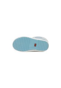 Semelle de sneaker blanche avec un fond en caoutchouc bleu texturé, présentant un motif de semelle pour l'adhérence. Affiche une étiquette rouge avec le numéro '28'.