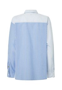 Overhemd met verticale blauwe en witte strepen, lange mouwen met knoopmanchetten en een klassieke kraag. Soepele katoenen stof.
