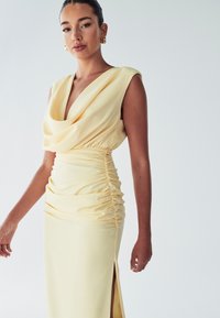 BWLDR KYLA MAXI DRESS - Galajurk - pastel yellow