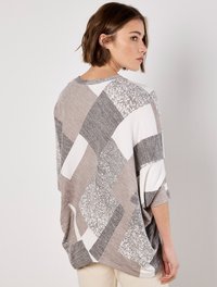 Leichter, gemusterter Pullover in Braun, Grau und Weiß mit lockerer Passform und weiten Ärmeln. Besitzt einen strukturierten Stoff und einen abgerundeten Saum.