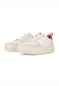 Weiße Leder-Sneaker mit strukturiertem Finish, ausgestattet mit einer klobigen gerippten Sohle, roten Akzenten an der Ferse und einem Schnürdesign.