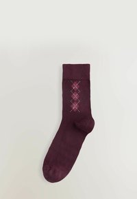 Burgundi sokk soonikuga ja heleda roosa ja valge rombimustriga. Materjal näib olema pehme ja siledan tekstuuriga.