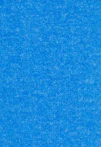 Blauer Strickstoff mit einer weichen Textur, der ein subtile meliertes Muster aufweist. Das Material wirkt dehnbar und leicht.