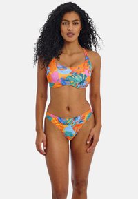 Twee-delig bikini met een oranje basis en levendige bloemenpatronen in blauw, groen en roze, gemaakt van rekbaar zwemkledingmateriaal.