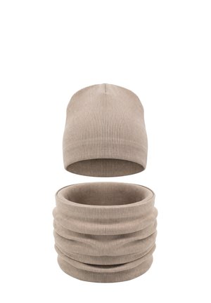 Beżowy, prążkowany, dziergany zimowy zestaw z złożoną czapką typu beanie i dopasowanym ocieplaczem na szyję, prezentowany na białym tle.