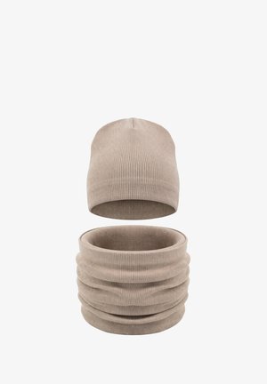 Beżowy, prążkowany, dziergany zimowy zestaw z złożoną czapką typu beanie i dopasowanym ocieplaczem na szyję, prezentowany na białym tle.