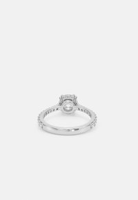 Silberring mit einem glatten Band, besetzt mit einem zentralen runden Stein und verziert mit kleineren Steinen entlang des Bands. Elegantes und poliertes Design.
